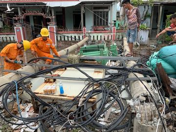 Bàng hoàng cây đổ la liệt cùng trụ điện, nhà bay mất mái sau bão số 5 - ảnh 10