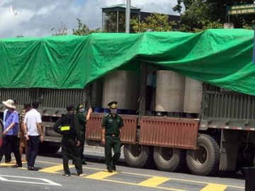 Hiện trường vụ bắt giữ 2 container chở chất lạ từ Việt Nam sang Trung Quốc /// Ảnh N.H 