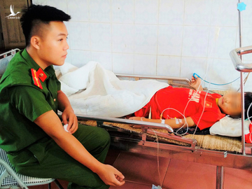 Thiếu úy công an hiến máu cứu cậu bé người Mông ngã dập vỡ gan - Ảnh 1.
