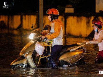 Sau cơn mưa cả tiếng ở TP.HCM, nước tràn vào nhà dân gần 1m - Ảnh 3.