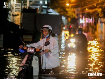 Sau cơn mưa cả tiếng ở TP.HCM, nước tràn vào nhà dân gần 1m - Ảnh 6.