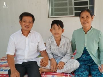Ông Đoàn Ngọc Hải cùng hai bà cháu của Thêm sau chuyến đi từ Bệnh viện Nhi Đồng TP.HCM về Bến Tre /// Ảnh: Nguyễn Anh