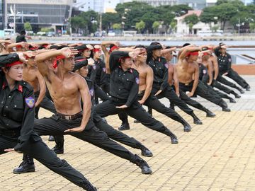 Đôi tay rướm máu đánh tan lũ côn đồ & màn minh oan kỳ lạ ở sân bay của huyền thoại công an - Ảnh 1.