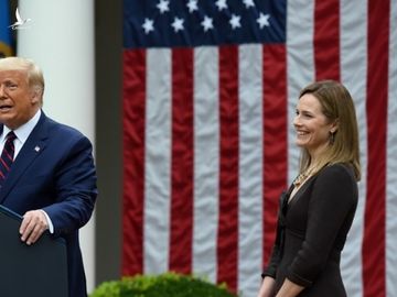 Trump và thẩm phán Barrett trong lễ công bố đề cử ở Vườn Hồng Nhà Trắng hôm 26/9. Ảnh: AFP.