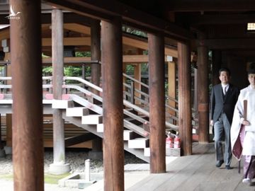 Cựu thủ tướng Nhật Bản Shinzo Abe (sau) thăm đền chiến tranh Yasukuni ở Tokyo hôm nay. Ảnh: Twitter/AbeShinzo.