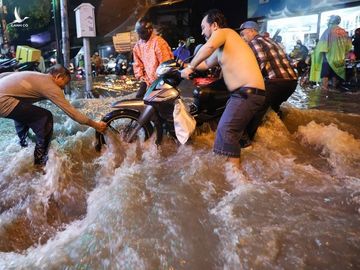 Cơn mưa chiều tối 11/9 khiến khiến đường Tô Ngọc Vân ngập sau, nước chảy siết. Ảnh: Quỳnh Trần.