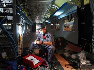 Công nhân đang lắp ráp hệ thống tàu điện ngầm ở Đường Sơn, tỉnh Hà Bắc, Trung Quốc hồi tháng 7. Ảnh: Xinhua.