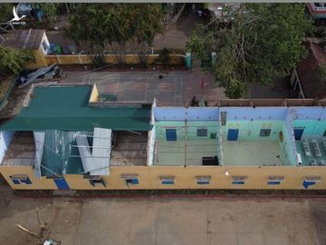 Trường tiểu học Phú Lưu bị tốc mái vẫn chưa được sửa chữa. Ảnh: Võ Thạnh