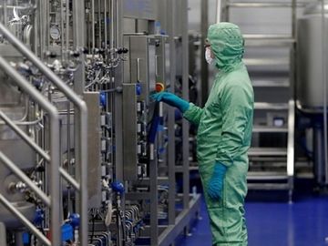 Một nhân viên kỹ thuật làm việc tại cơ sở sản xuất vaccine của CanSino Biologics tại Thiên Tân, Trung Quốc năm 2018. Ảnh: Reuters.