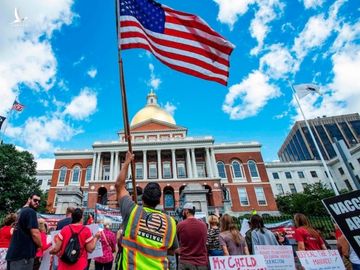 Biểu tình phản đối tiêm vaccine bắt buộc ở Boston, Mỹ hôm 30/8. Ảnh: AFP.