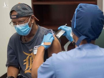 Một tình nguyện viên thử nghiệm vaccine ngừa Covid-19 do Moderna phát triển ở Detroit, Mỹ tháng trước. Ảnh: AFP.