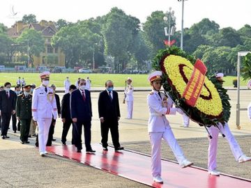 Tổng Bí thư, Chủ tịch nước dâng hương tưởng niệm Chủ tịch Hồ Chí Minh - Ảnh 3.