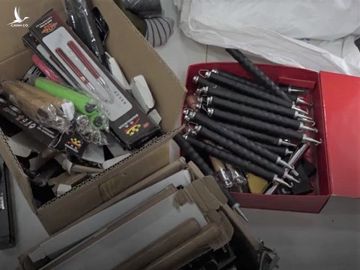Phát hiện cửa hàng túi xách chứa 1.800 loại vũ khí - ảnh 1