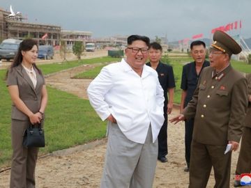 Ông Kim Jong-un thị sát công trình xây dựng khu du lịch - nghỉ dưỡng ven biển Wonsan-Kalma ở thành phố duyên hải Wonsan /// AFP