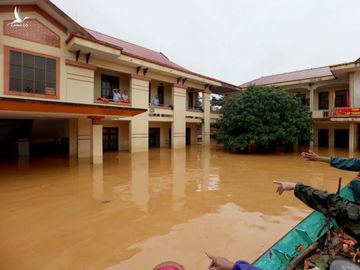 Quảng Bình: Cuộc giải cứu nghẹt thở trong biển lũ Quảng Ninh - ảnh 7