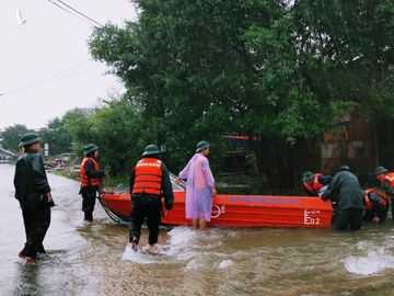 Công an, bộ đội đi xuồng đến từng nhà giải cứu dân trong lũ - 3