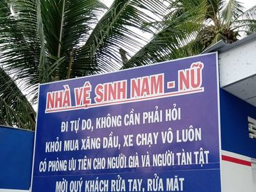 Tấm biển mời đi vệ sinh, vào tắm miễn phí không cần hỏi, câu dặn cuối gây chú ý đặc biệt - Ảnh 1.