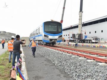 Tàu metro 1 lăn bánh ở depot, tháng 4-2021 sẽ chạy thử từ ngã tư Bình Thái về Long Bình - Ảnh 7.