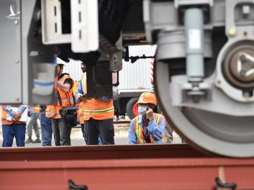 Tàu metro 1 lăn bánh ở depot, tháng 4-2021 sẽ chạy thử từ ngã tư Bình Thái về Long Bình - Ảnh 5.