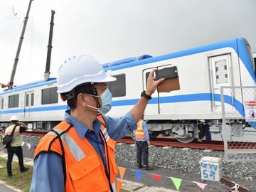 Tàu metro 1 lăn bánh ở depot, tháng 4-2021 sẽ chạy thử từ ngã tư Bình Thái về Long Bình - Ảnh 8.