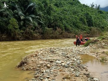 Công an TT- Huế tiếp cận hiện trường vụ sạt lở thủy điện Rào Trăng 3 - Ảnh 8.