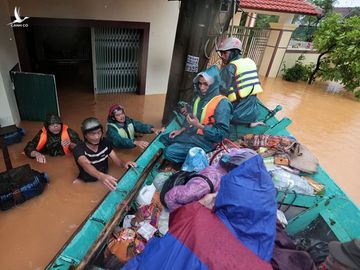 Cậu bé bơi giữa dòng nước lũ xin quà cứu trợ: ‘Đói quá, cháu mới liều nhảy xuống’ - ảnh 1