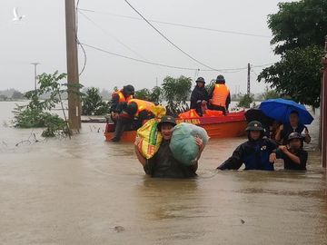 Công an, bộ đội đi xuồng đến từng nhà giải cứu dân trong lũ - 9