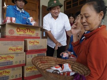 Nụ cười của ông Đoàn Ngọc Hải với đồng bào vùng lũ miền Trung. /// ẢNH: NGUYỄN PHÚC