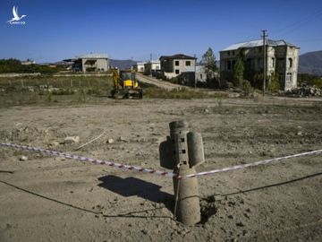 Tên lửa BM-30 Smerch chưa phát nổ ở ngoại ô Stepanakert, Nagorno-Karabakh ngày 12/10. Ảnh: AFP.