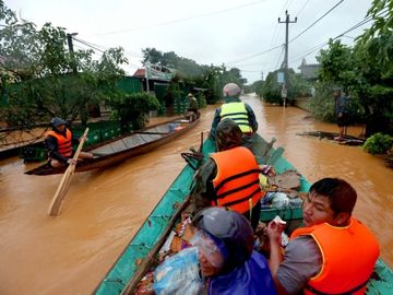 Quảng Bình: Cuộc giải cứu nghẹt thở trong biển lũ Quảng Ninh - ảnh 9