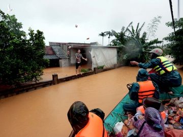 Quảng Bình: Cuộc giải cứu nghẹt thở trong biển lũ Quảng Ninh - ảnh 13