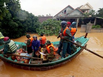 Quảng Bình: Cuộc giải cứu nghẹt thở trong biển lũ Quảng Ninh - ảnh 10