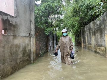 Đà Nẵng: Nhà dân ngập nặng, nhiều người dùng ghe đi lại - Ảnh 2.