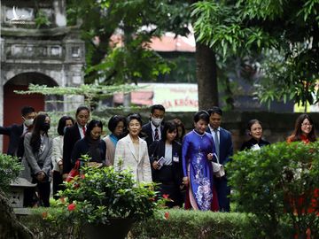 Phu nhân 2 thủ tướng Việt - Nhật thăm Văn Miếu trong tiết thu Hà Nội - Ảnh 2.
