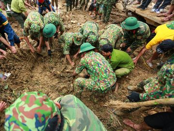 [Ảnh] Dân làng khóc nghẹn khi tìm thấy bé trai 10 tháng tuổi dưới lớp bùn đất vụ sạt lở ở Trà Leng - Ảnh 6.