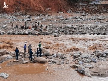 Dùng ròng rọc đưa 200 công nhân Thuỷ điện Đăk Mi 2 ra ngoài - ảnh 1