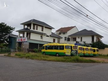 Hàng loạt xe buýt tuyến Đông Hà - Hồ Xá bị tê liệt trong ngày 3.10. /// ẢNH: NGUYỄN PHÚC