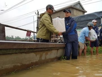 Nhiều ngày qua, nhiều đoàn cứu trợ đã trực tiếp về với người dân vùng lũ mà không thông qua UB MTTQ các cấp /// Ảnh: Nguyễn Phúc