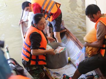 Thay vì tặng 1 bông hoa, hãy chuyển thành quà cho bà con vùng lũ - Ảnh 5.