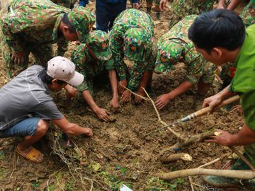 [Ảnh] Dân làng khóc nghẹn khi tìm thấy bé trai 10 tháng tuổi dưới lớp bùn đất vụ sạt lở ở Trà Leng - Ảnh 4.