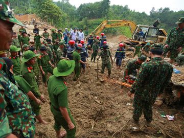 [Ảnh] Dân làng khóc nghẹn khi tìm thấy bé trai 10 tháng tuổi dưới lớp bùn đất vụ sạt lở ở Trà Leng - Ảnh 12.