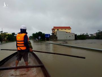 Quảng Bình: Lũ đang dâng vượt mốc lịch sử, hàng nghìn người dân kêu cứu trong đêm - ảnh 3