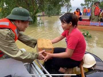 Bí thư Tỉnh ủy Quảng Bình đi ca nô vào thăm bà con vùng “rốn lũ” Tân Hóa 