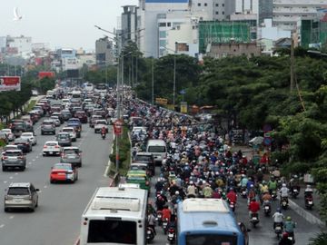 Hướng vào trung tâm TP.HCM rối loạn do cấm cầu Nguyễn Hữu Cảnh - Ảnh 3.