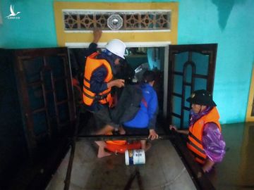 Quảng Bình: Lũ đang dâng vượt mốc lịch sử, hàng nghìn người dân kêu cứu trong đêm - ảnh 1