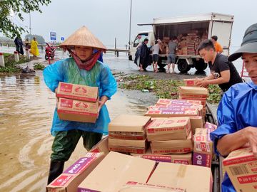 Thay vì tặng 1 bông hoa, hãy chuyển thành quà cho bà con vùng lũ - Ảnh 3.