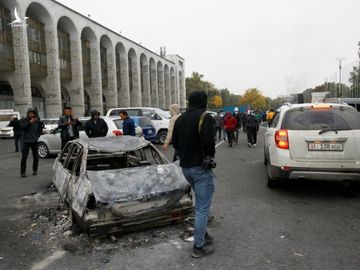 Phe đối lập tuyên bố nắm quyền, Tổng thống Kyrgyzstan nói đang có đảo chính - 4