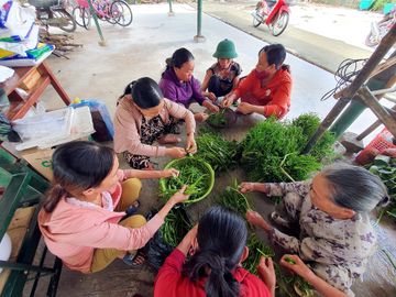 Thay vì tặng 1 bông hoa, hãy chuyển thành quà cho bà con vùng lũ - Ảnh 4.