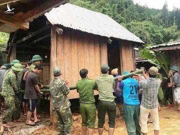 Người dân vùng cao Tây Giang (Quảng Nam) phải “dời” nhà khỏi khu vực nguy cơ sạt lở /// ẢNH: C.X 