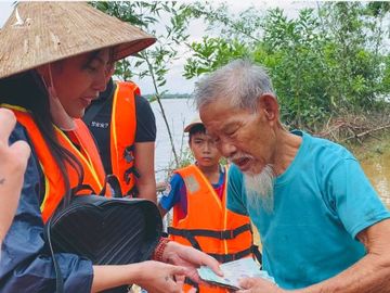 Thay vì tặng 1 bông hoa, hãy chuyển thành quà cho bà con vùng lũ - Ảnh 2.